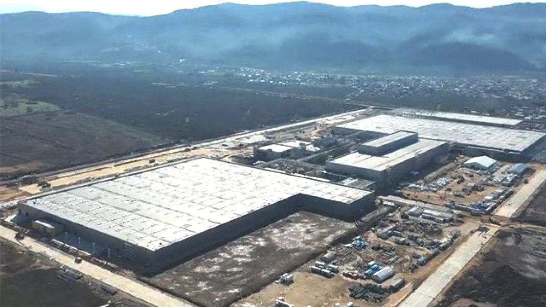 toggda-sok-iddia-200-isci-kapinin-onune-konuldu-esyalarimizi-bile-alamadik-kapida-polisler-bekliyor-2.jpg