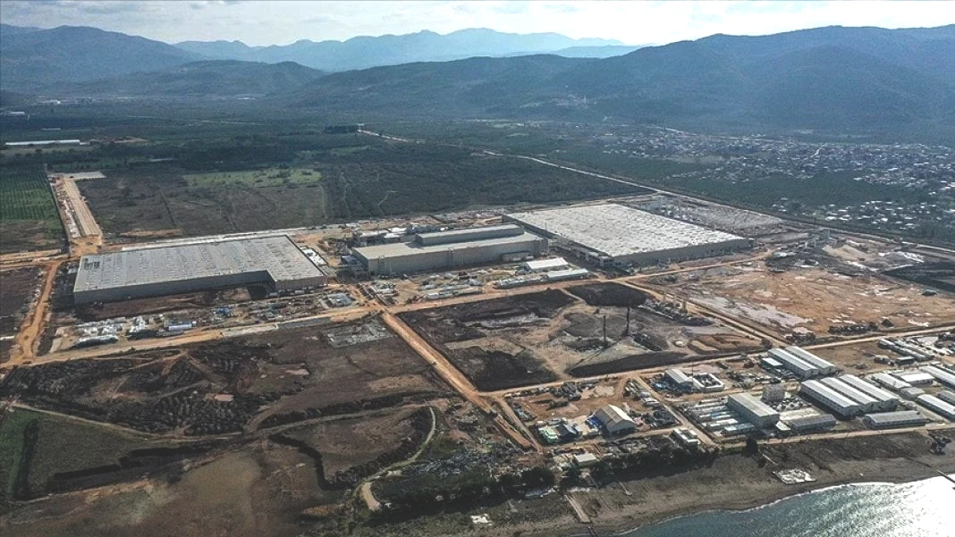 toggda-sok-iddia-200-isci-kapinin-onune-konuldu-esyalarimizi-bile-alamadik-kapida-polisler-bekliyor-1.jpg